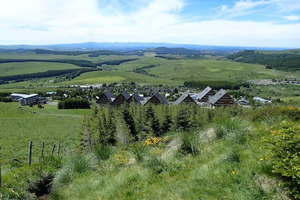 Lama-Gîte-des-Puys T3 Lamado vue époustouflante sud avec grande terrasse Super-Besse Extérieur photo